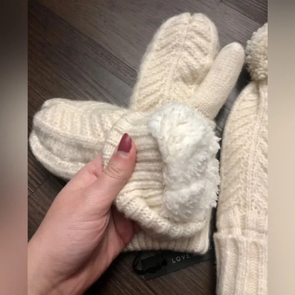 BNWT Love & Lore Cozy Oatmeal Knit Hat and Mittens Set - Picture 2 of 4